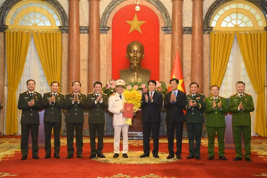 Chủ tịch nước trao quyết định thăng cấp bậc hàm Thượng tướng đối với đồng chí Lê Quốc Hùng