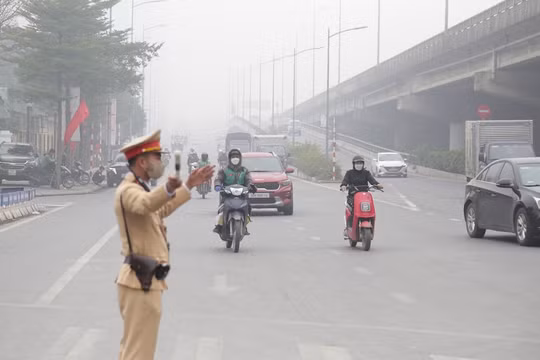 Hà Nội: Khuyến cáo lái xe di chuyển khi thời tiết xấu có mưa phùn, sương mù