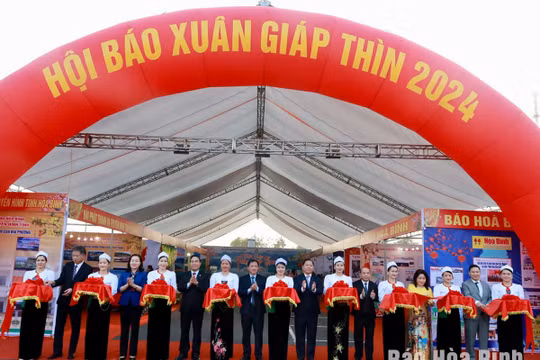 Hội Báo xuân Giáp Thìn tỉnh Hoà Bình giới thiệu trên 400 đầu báo, tạp chí