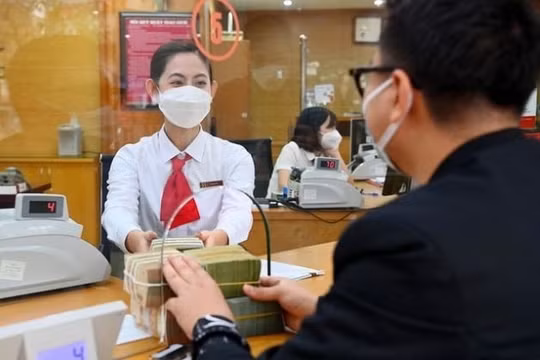 Tiền gửi vào ngân hàng đạt kỷ lục hơn 12,8 triệu tỉ đồng
