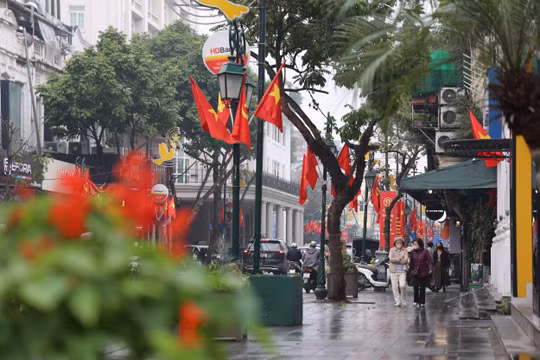 Đường phố Hà Nội ngập sắc cờ hoa mừng Đảng, mừng Xuân Giáp Thìn 2024