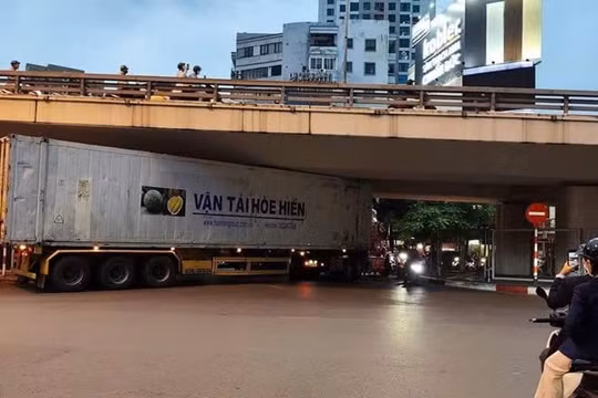 Xe container kẹt dưới gầm cầu vượt Ngã Tư Sở vì đi theo chỉ dẫn Google Maps