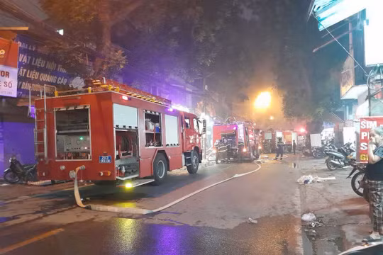 Hà Nội: Cháy cửa hàng nội thất trên đường Đê La Thành