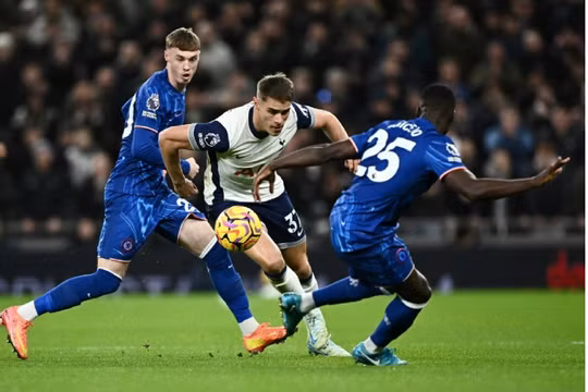 Thắng ngược Tottenham, Chelsea áp sát ngôi đầu của Liverpool