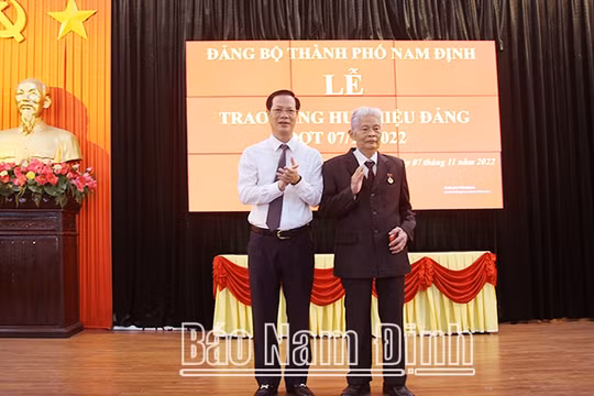 Nam Định có 2.621 đảng viên được tặng Huy hiệu Đảng nhân dịp kỷ niệm Cách mạng Tháng Mười Nga