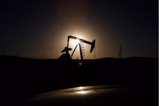 Giá dầu tăng vọt do OPEC trì hoãn tăng sản lượng