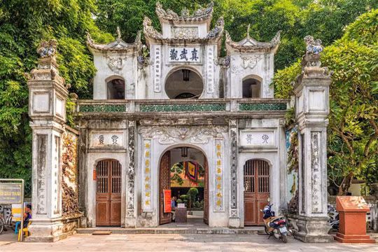 Tạm dừng đón khách tham quan đền Quán Thánh để phục vụ trùng tu