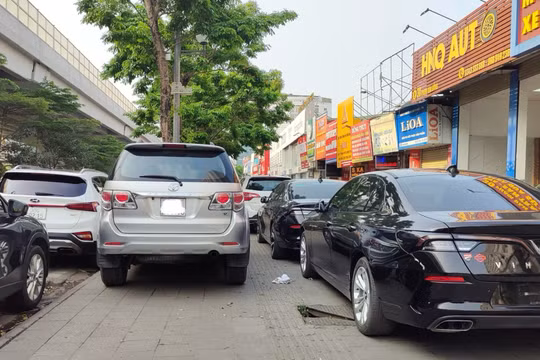 Hà Nội: Nhiều showroom ô tô lấn chiếm vỉa hè, lòng đường thành “của riêng”