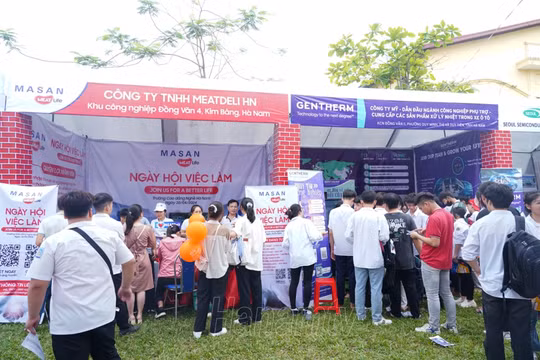 Hà Nam: Hơn 1.500 học sinh, người lao động tham gia ngày hội Tư vấn hướng nghiệp, tuyển sinh và giải quyết việc làm