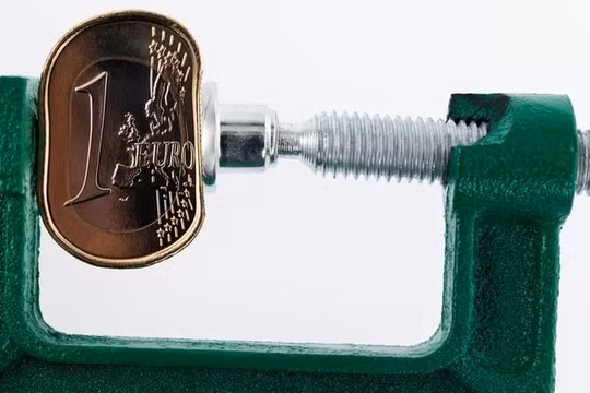 Đồng euro chạm mức thấp lịch sử trong giao dịch SWIFT