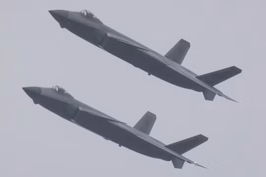 So sánh J-20 và F-22: Tiêm kích Trung Quốc thắng chiến đấu cơ Mỹ nhờ trang bị thêm UAV