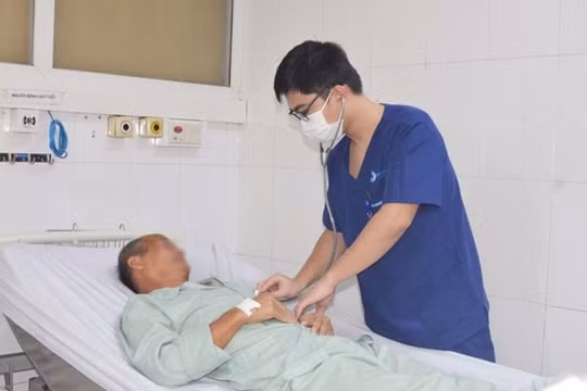 Nhập viện cấp cứu vì uống nhầm nước lau sàn đựng trong chai nước ngọt