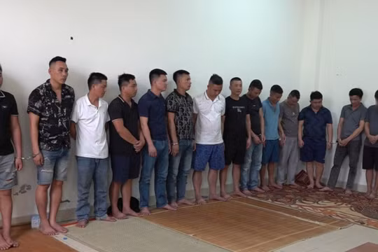 Tạm giữ hình sự 18 đối tượng tham gia sới bạc quy mô lớn trong rừng ở Nghệ An