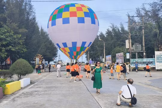 Trình diễn khinh khí cầu bay trong tuần du lịch tỉnh Thái Bình năm 2024