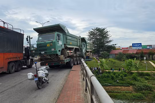 Thừa Thiên Huế: Xe đầu kéo đâm thành cầu, rơi xuống sông