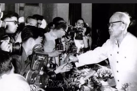 Nhiệm vụ của báo chí là phục vụ Nhân dân, phục vụ cách mạng