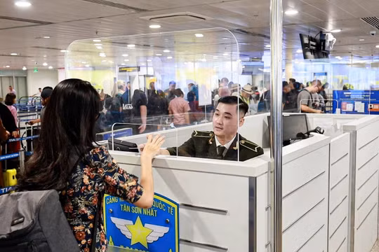 Khách qua cảng hàng không Tân Sơn Nhất đông đúc cả chiều đi và đến
