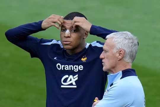 Kylian Mbappe tái xuất trên sân tập với mặt nạ