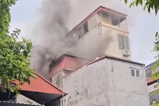 Hà Nội: Cháy nhà dân lúc giữa trưa trên phố Nguyễn Khang - Cầu Giấy