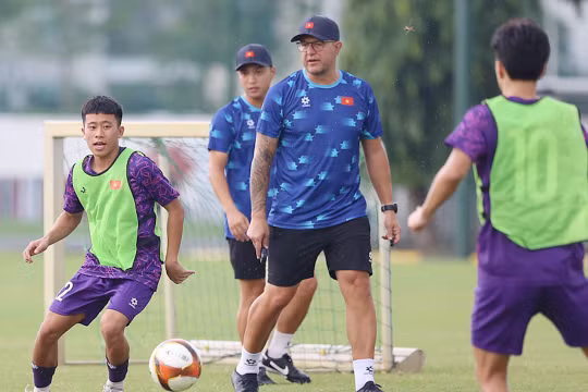 HLV Cristiano Roland loại 3 cầu thủ trước trận đấu với U17 Kyrgyzstan