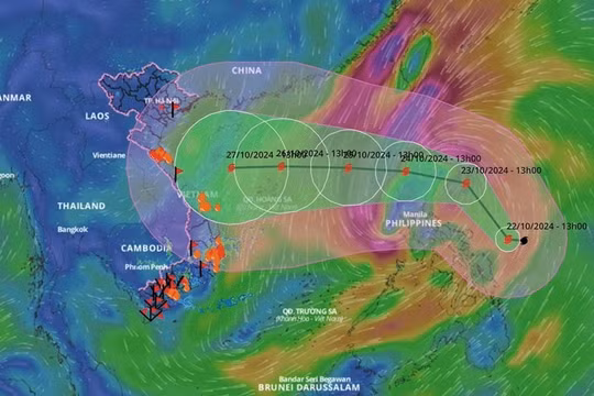 Bão Trà Mi liên tục tăng cấp trước khi vào Biển Đông