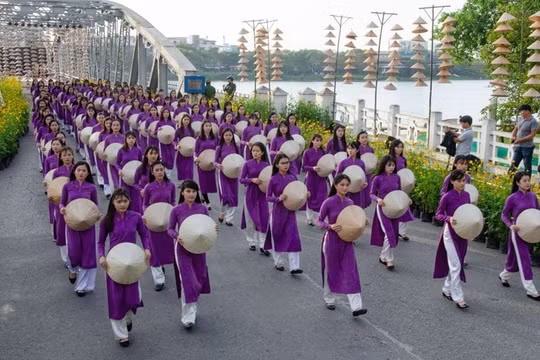 'Tri thức may, mặc áo dài Huế': Từ vinh danh Di sản văn hóa phi vật thể đến cơ hội vàng cho áo dài Huế