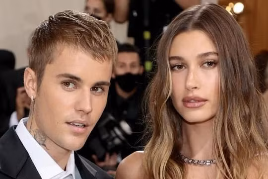 Vợ chồng Justin Bieber đón con trai đầu lòng