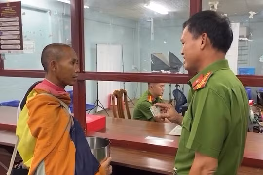 Sư Thích Minh Tuệ nhận căn cước công dân tại Công an tỉnh Gia Lai