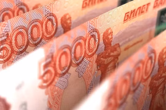 Đồng Rúp Nga chạm mức thấp nhất trong một năm so với đô la và nhân dân tệ