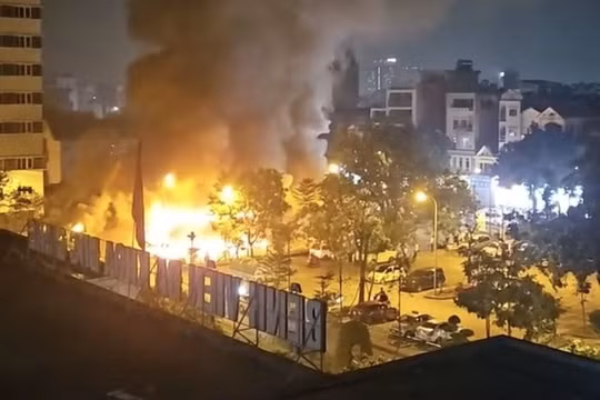 Bệnh viện Đa khoa Đức Giang cháy lớn tại khu vực chứa vật tư