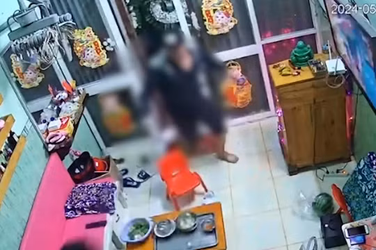 Công an điều tra vụ người đàn ông xông vào nhà chém người