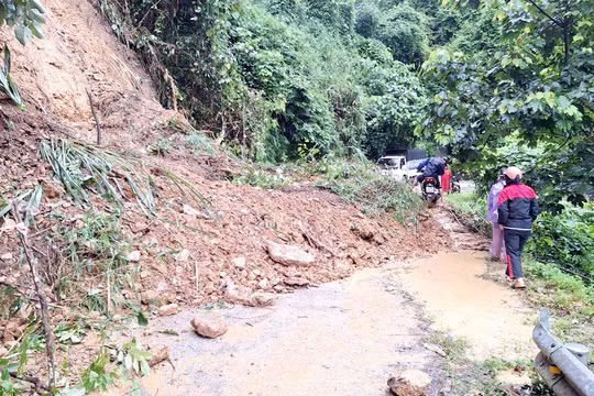 Mưa lớn, sạt lở đất ở Hà Giang, người dân trong 5 ngôi nhà phải di chuyển khẩn cấp
