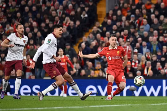 Liverpool ngược dòng đánh bại West Ham tại Cúp Liên đoàn Anh