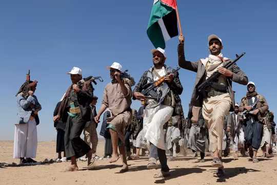Houthi phóng tên lửa vào tàu chở dầu ở Vịnh Aden, Mỹ bắn chặn và tấn công đáp trả