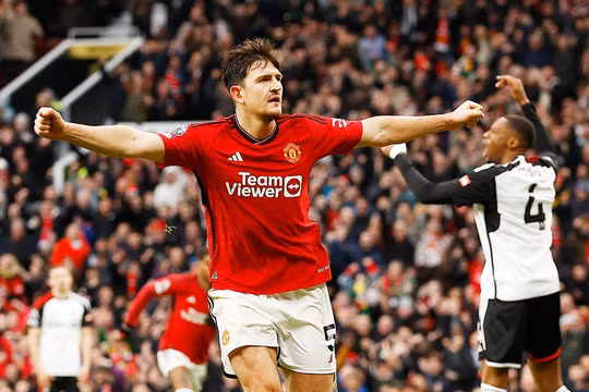 Fulham xuất sắc đánh bại MU ngay tại sân Old Trafford