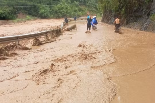 Hòa Bình: Mưa lớn, 2 em học sinh bị nước lũ cuốn trôi tử vong trên đường đi học về