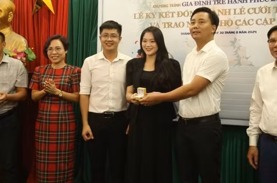 Thành đoàn Hà Nội tiếp nhận 30 cặp nhẫn cưới tặng cho các cặp đôi trẻ khó khăn