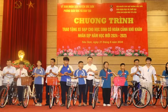 Báo Giáo dục và Thời đại phối hợp trao tặng xe đạp cho học sinh có hoàn cảnh khó khăn
