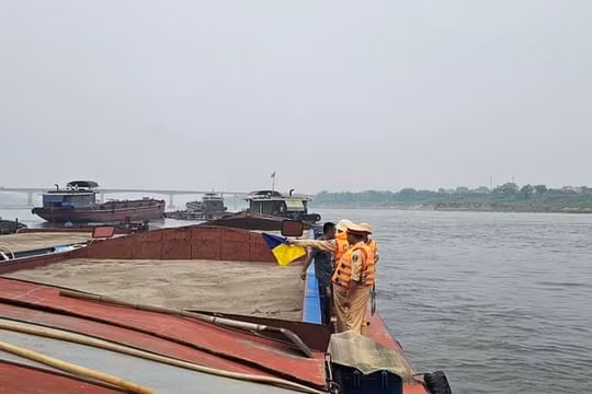Hà Nội: Kiểm tra xử lý hàng loạt vi phạm trên đường thuỷ