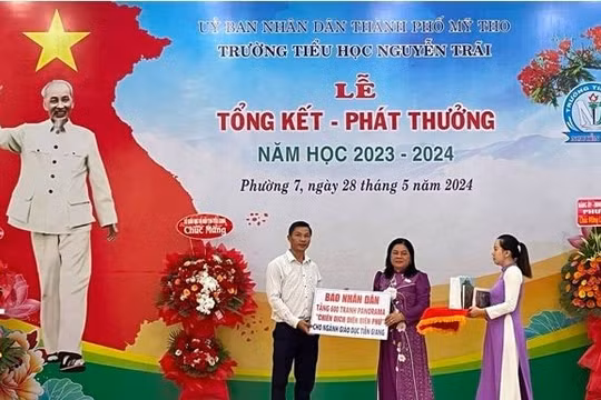 Báo Nhân Dân trao 600 phụ san tranh panorama cho Sở Giáo dục và Đào tạo tỉnh Tiền Giang