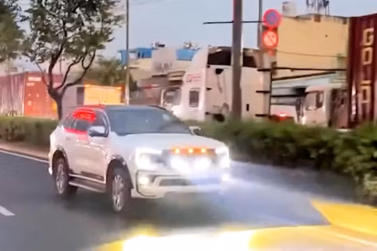 TP. HCM: Xử lý tài xế lái ô tô độ đèn xe như “sân khấu di động”