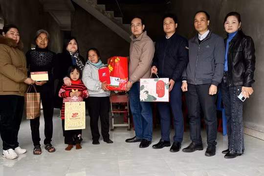 Hội Nhà báo tỉnh Vĩnh Phúc trao quà Tết cho các gia đình có hoàn cảnh khó khăn