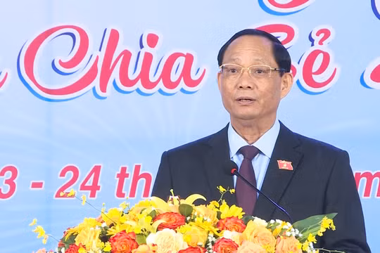 Phó Chủ tịch Quốc hội Trần Quang Phương dự chương trình “Tết sum vầy-Xuân chia sẻ”, trao quà cho công nhân tại Quảng Ngãi
