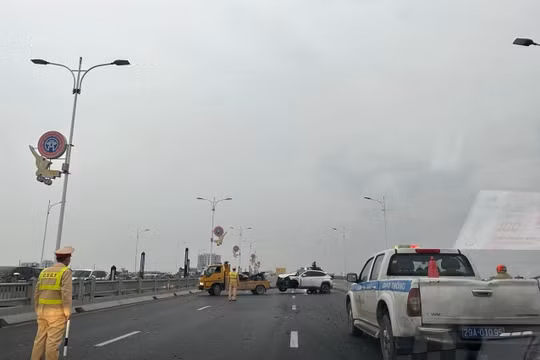 Hà Nội: Va chạm trên cầu Vĩnh Tuy, 2 ô tô bẹp dúm