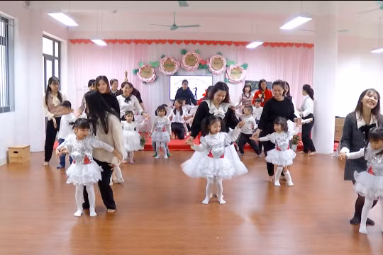 Lớp học hạnh phúc kết nối yêu thương phụ huynh với con trẻ