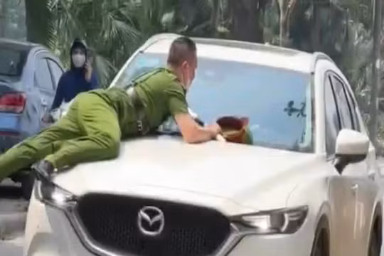 Hà Nội: Truy tìm tài xế hất công an lên nắp capo
