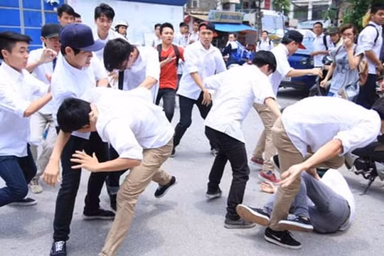Nghiêm khắc phê bình hiệu trưởng để xảy ra vụ việc học sinh đánh nhau