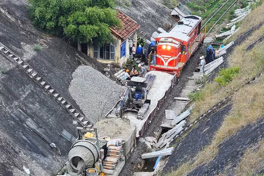 Khắc phục sạt lở hầm đường sắt ở Phú Yên gặp nhiều khó khăn