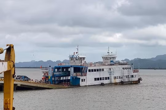 Hải Phòng: Vào bến đón khách, phà ra đảo Cát Bà bất ngờ gặp sự cố nước tràn vào khoang