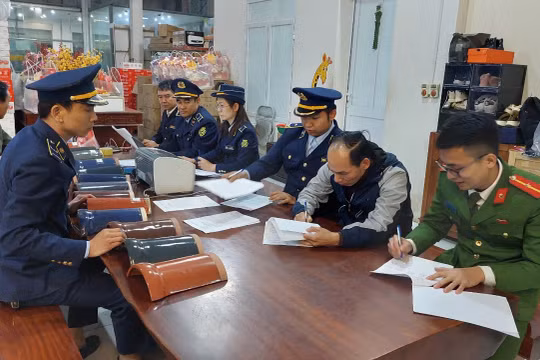 Thanh Hóa: Xử phạt 90 triệu và buộc tiêu huỷ hơn 11.000 viên ngói giả